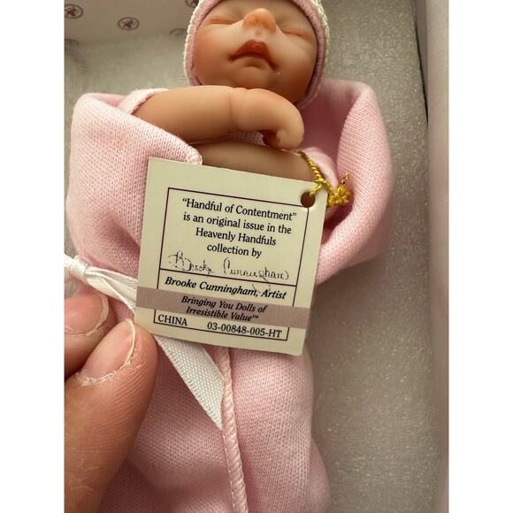 Ashton Drake 'Handful of Contentment' "Heavenly Handfuls" Mini Collection Doll - Picture 4 of 7